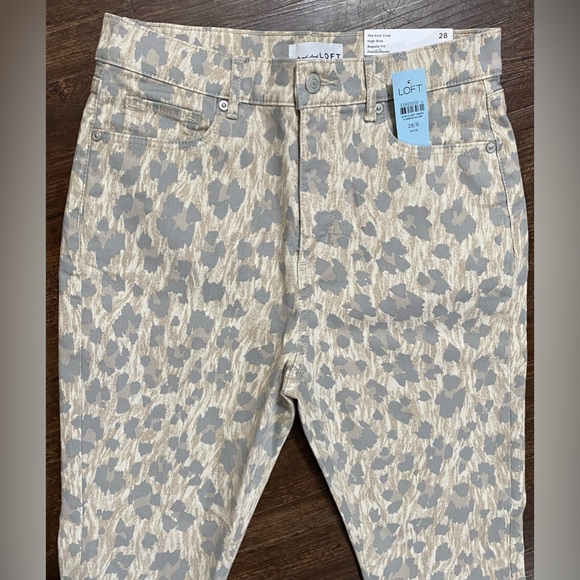 ⭐NWT⭐ < LOFT > Frayed High Rise Kick Crop Jeans - Picture 4 of 16